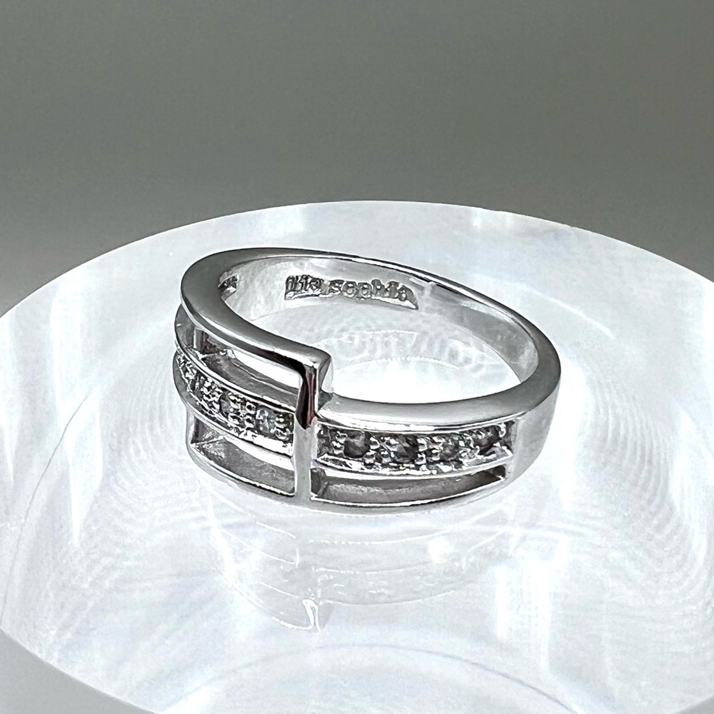 NWOT lia sophia CZ “Splendid” Sz 7 ring, CZ wt. 0.22ct. Polished silver tone